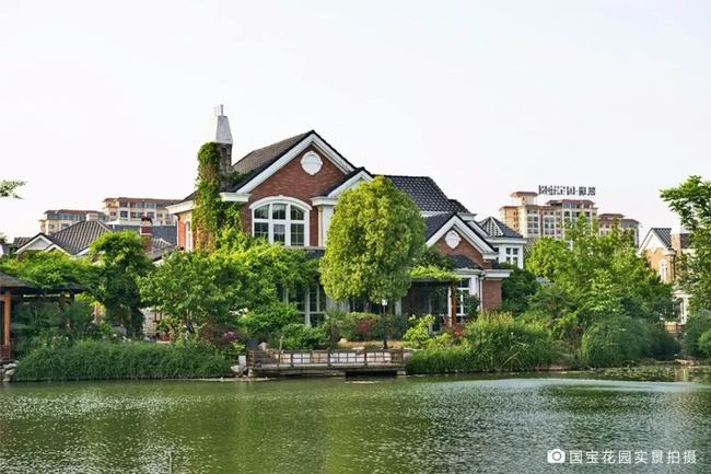 生活在有湖的地方，是對(duì)人生的浪漫私藏